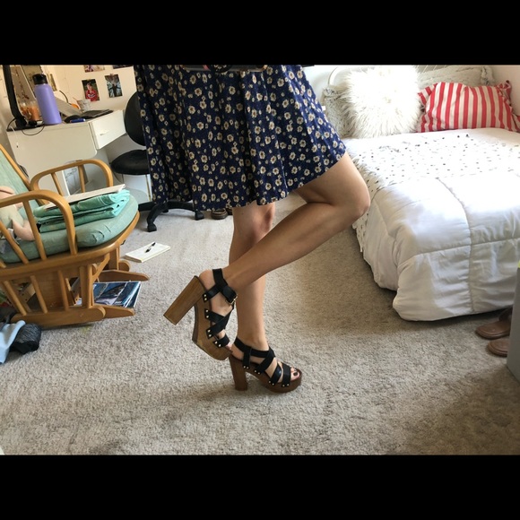 Wooden Platform Heels ✨ - Picture 3 of 3